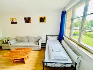 Stötteritz Holiday Apartment - 3 Rooms - 6 People - 5 beds - Balcony - Great public transport 11 minutes to the city