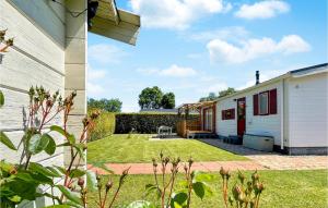 Stunning Stacaravan In Tzummarum