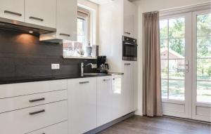 Beautiful Home In Hoge Hexel With Wifi