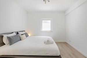 Aroeira Modern Grand Villa With Pool by Homing