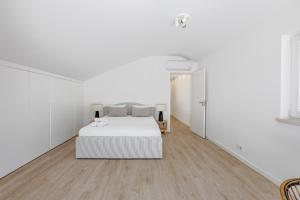 Aroeira Modern Grand Villa With Pool by Homing