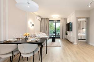 Luxury Apartment with Parking and Air Conditioning in Sopot by Renters Prestige