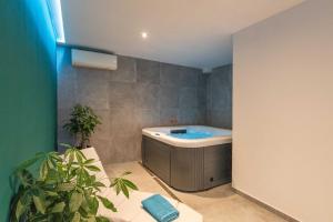 Deluxe Villa with Pool, Sauna, Jacuzzi & Playground 