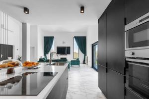 Deluxe Villa with Pool, Sauna, Jacuzzi & Playground 