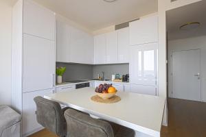 Skau Sky Park White by Zaha Hadid 3 Tower 27 floor Panoramic View Free Parking