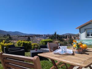 Le Jardin Secret, Vue sur le château & Parking