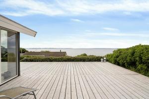 Nyrenoveret Sommerhus Med Udsigt Over Aarhus Bugt