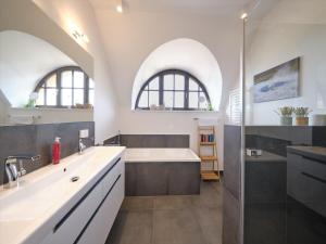 Reetland am Meer Premium Reetdachvilla mit 3 Schlafzimmern, Sauna und Kamin H11