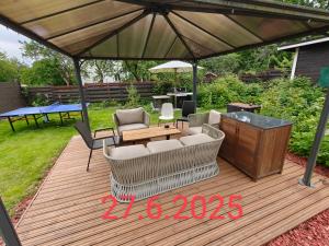 Relax & Recharge - a Unique Suite with a Touch of Luxury - Hot Tub and Sauna Inspired Decor #NOT A REAL SAUNA# Easy City Access - direct train 15 min to city