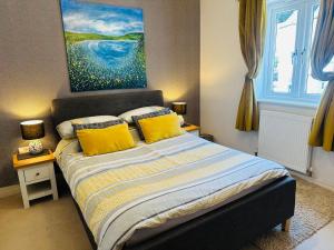 Starfish Cottage- private beach access- dog friendly