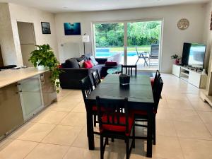 Villas Villa avec Piscine, Jacuzzi et Sauna Prive dans les Dombes : photos des chambres