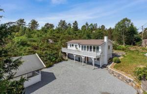 Stunning Home In Fjell With Wifi