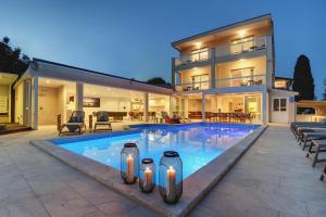 Villa Klen for 15 people near Pula with jacuzzi and children playgorund