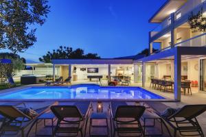 Villa Klen for 15 people near Pula with jacuzzi and children playgorund