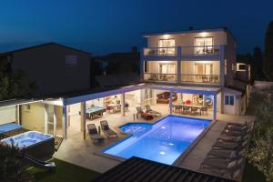 Villa Klen for 15 people near Pula with jacuzzi and children playgorund