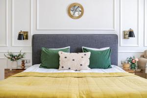 Classic elegance with 2BR, 2BthR by view by Astoria