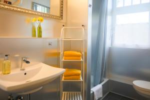 Große Fewo in Jugendstil-Villa, Kassel-Bad Wilhelmshöhe am UNESCO-Bergpark, Herkulesblick, 3 Schlafzimmer, Boxspring-Betten, bis 8 Personen, Balkon, kostenfreie Parkplätze - Art City-Studio Kassel 11