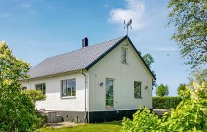 Gorgeous Home In Gärsnäs With Wifi