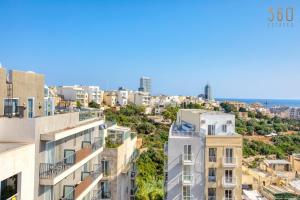 St Julians 2BR Penthouse with Balconies and Sofabed by 360 Estates