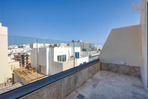 St Julians 2BR Penthouse with Balconies and Sofabed by 360 Estates