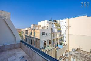 St Julians 2BR Penthouse with Balconies and Sofabed by 360 Estates