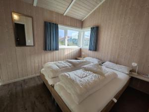 6 Personen Ferienhaus in 1. Reihe zum See mit Kanu und herrlichem Seeblick, Sauna, Whirlpool, Kaminofen, Klimaanlage und E-Tankstelle am Haus in Otterndorf