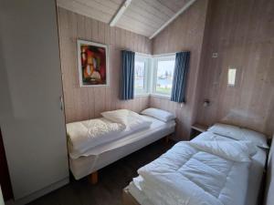 6 Personen Ferienhaus in 1. Reihe zum See mit Kanu und herrlichem Seeblick, Sauna, Whirlpool, Kaminofen, Klimaanlage und E-Tankstelle am Haus in Otterndorf