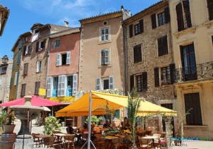 Maisons de vacances DOUCEUR D AZUR maison climatisee 1 a 4 personnes avec jardinet piscine et parking ideal sejour pro ou detente : photos des chambres