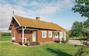 2 Bedroom Cozy Home In Lyrestad