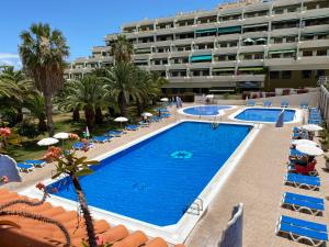Luminoso apartamento con terraza y piscina