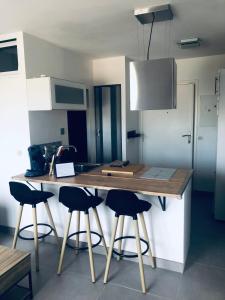 Lumineux avec piscine, Wifi & Terrace - Proche plage & Aéroport