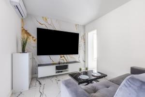 LB Vacation Rentals I A Quiet Place with Terrace in the Heart of Cannes