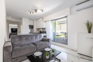 LB Vacation Rentals I A Quiet Place with Terrace in the Heart of Cannes