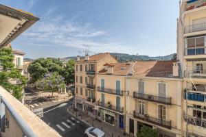LB Vacation Rentals I A Quiet Place with Terrace in the Heart of Cannes