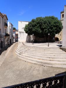 T2 sur la place du village proche Mer et Montpellier