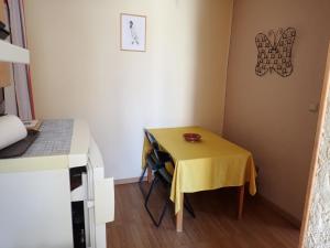 T2 sur la place du village proche Mer et Montpellier