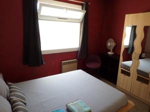 T2 sur la place du village proche Mer et Montpellier