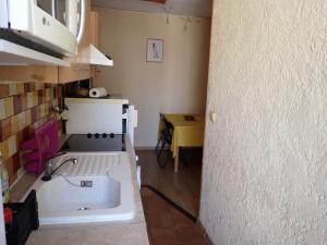 T2 sur la place du village proche Mer et Montpellier