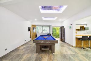 Provenza! Golden Jacuzzi - 5BR only 1 Block from lleras