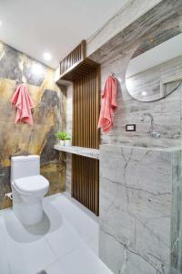 Provenza! Golden Jacuzzi - 5BR only 1 Block from lleras