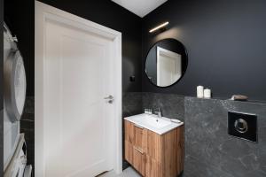 Manufaktura Suites - 76m2, Parking, AirCon - by Rentujemy