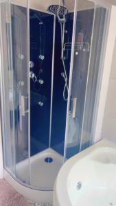 Jacuzzi City Guesthouse, about a 7 min walk to Racecourse and 10 mins to the City