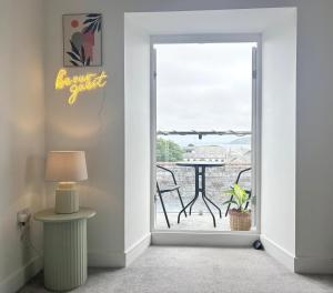 Stylish Penzance Apartment 2 Beds & Balcony