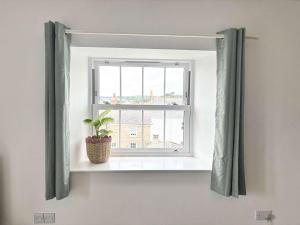 Stylish Penzance Apartment 2 Beds & Balcony