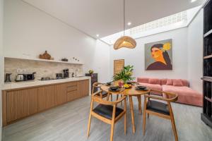 Kutesa Villa - Hidden Retreat with Rooftop & Town Views
