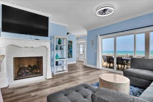 Beachfront, private dock, private pool & hot tub, pool table, ping pong