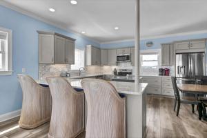 Beachfront, private dock, private pool & hot tub, pool table, ping pong