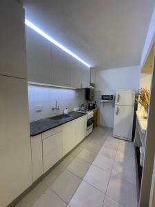 Departamento PB, patio y asador privados - NUEVO SERVICIO Estacionamiento 24hs INCLUIDO, no camioneta- Cerca de hotel Quinto Centenario, Nuevocentro shopping, Hospital Clinicas y Club Universitario Córdoba Sede central