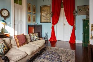 Vintage Balcony Guesthouse & Suites