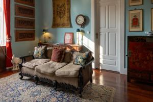 Vintage Balcony Guesthouse & Suites